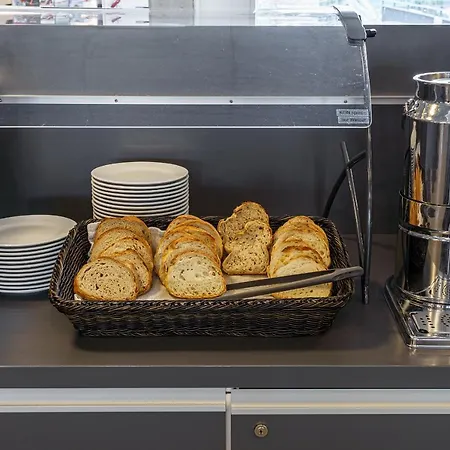 尚恩霍夫背包客别墅酒店 - 因特拉肯旅馆